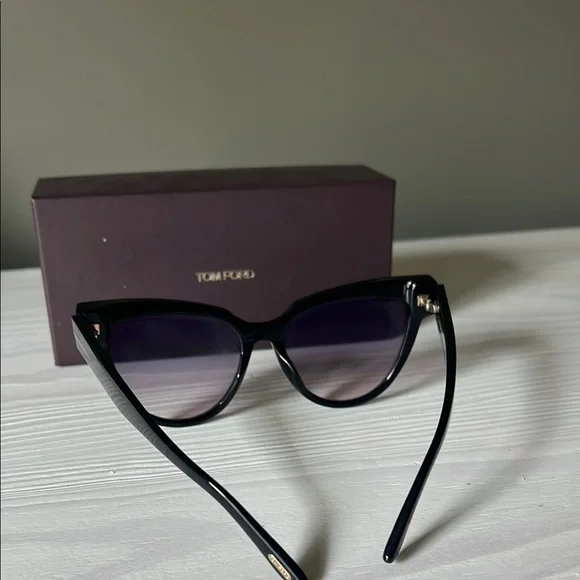 Tom Ford Sunglasses **FREE w/ orders over $700** - Picture 7 of 17